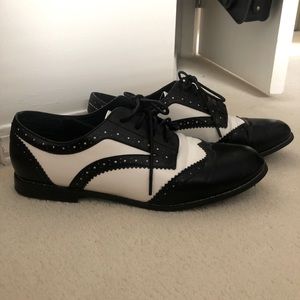 Shoedazzle black and white Oxford flats 12/EU43